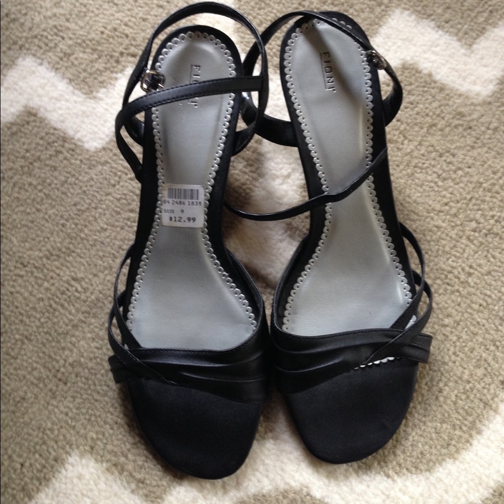 💥SALE💥 Black shoes w/ kitten heel